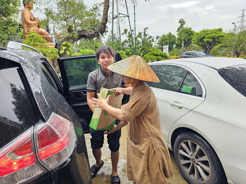 tang ni phat tu to dinh vinh nghiem chua long hung cap tap chuan bi cac phan qua gui toi dong bao vung ngap lut sau bao yaki 11